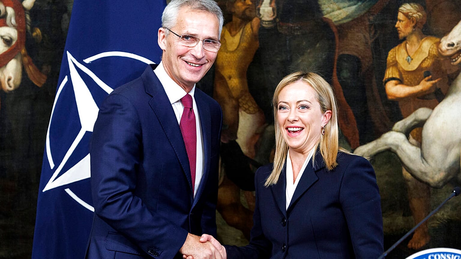 Stretta di mano Stoltenberg-Meloni. (Roma, 10.11.2022)