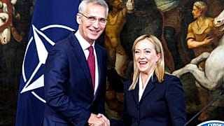 Stretta di mano Stoltenberg-Meloni. (Roma, 10.11.2022)