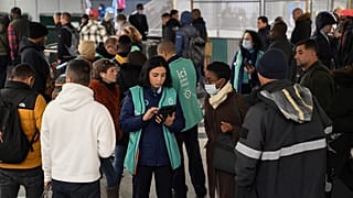 موظف يجيب على استفسارات الركاب في محطة مترو سان لزار في باريس خلال إضراب. 2022/11/10