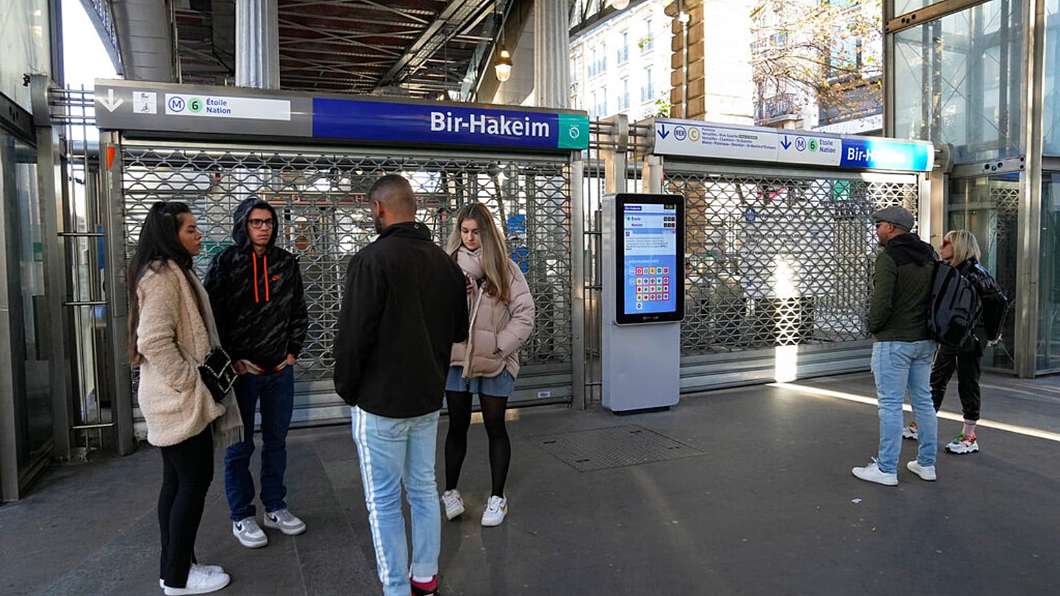 Emberek állnak a 6-os metróvonal lezárt állomása előtt november 10-én reggel Párizsban