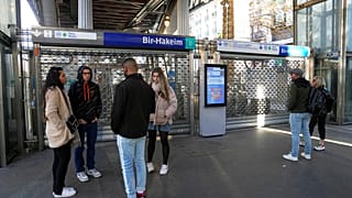 Emberek állnak a 6-os metróvonal lezárt állomása előtt november 10-én reggel Párizsban