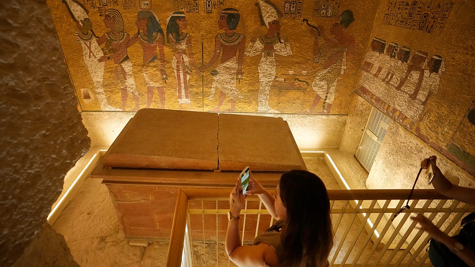 Des touristes filment la tombe du roi Toutankhamon dans la Vallée des Rois à Louxor, en Égypte, le vendredi 4 novembre 2022