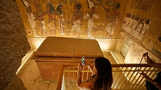 Des touristes filment la tombe du roi Toutankhamon dans la Vallée des Rois à Louxor, en Égypte, le vendredi 4 novembre 2022