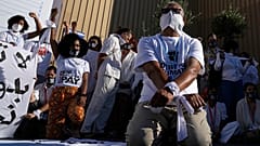 Teilnehmende einer Protestaktion für Menschenrechte