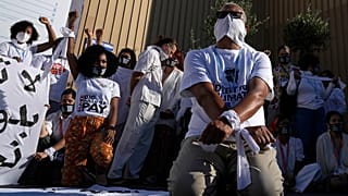 Teilnehmende einer Protestaktion für Menschenrechte