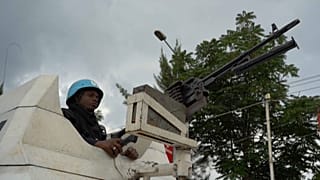 Ein Soldat der der UN-Friedenstruppe Monusco bei einer Patrouille.