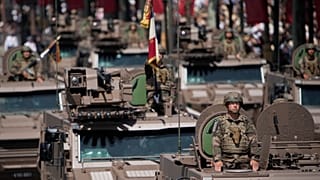 Soldaten bei der traditionellen Militärparade auf den Champs-Elysees in Paris am 14. Juli 2022. 