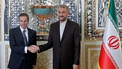 المدير العام للوكالة الدولية للطاقة الذرية رافائيل ماريانو غروسي  ووزير الخارجية الإيراني حسين أميرآبد اللهيان - أرشيف