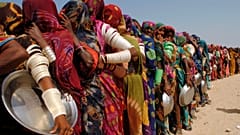Mujeres de las zonas afectadas por las inundaciones esperan para recibir alimentos gratuitos distribuidos por una ONG en Sindh, Pakistán, el 19 de septiembre de 2022.