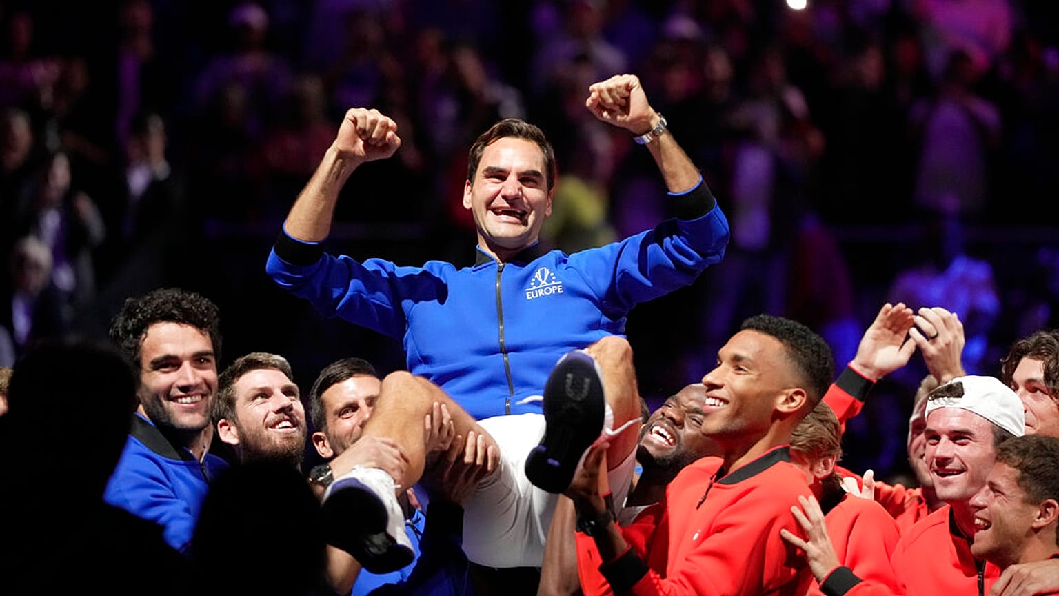 Roger Federer, del equipo europeo, es levantado por sus compañeros después de jugar con Rafael Nadal en un partido de dobles de la Copa Laver contra Jack Sock y Frances Tiafoe