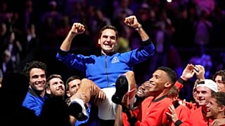 Roger Federer, del equipo europeo, es levantado por sus compañeros después de jugar con Rafael Nadal en un partido de dobles de la Copa Laver contra Jack Sock y Frances Tiafoe
