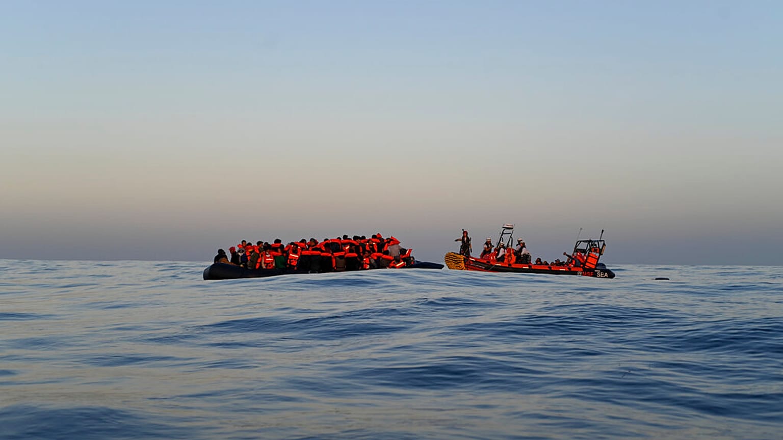 Un equipo de rescate de MSF, Médicos Sin Fronteras se acerca a un bote de goma con 74 migrantes a bordo en el mar Mediterráneo, domingo 4 de diciembre de 2022.