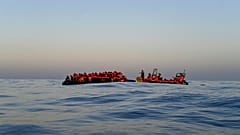 Un equipo de rescate de MSF, Médicos Sin Fronteras se acerca a un bote de goma con 74 migrantes a bordo en el mar Mediterráneo, domingo 4 de diciembre de 2022.