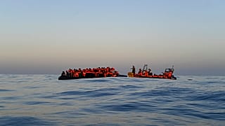 Un equipo de rescate de MSF, Médicos Sin Fronteras se acerca a un bote de goma con 74 migrantes a bordo en el mar Mediterráneo, domingo 4 de diciembre de 2022.
