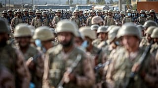 الجيش الإيراني خلال قيامه بمناورة عسكرية شمال غرب إيران - الاثنين 17 أكتوبر 2022.