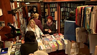 Vásárlók a Láng Téka könyvesboltban