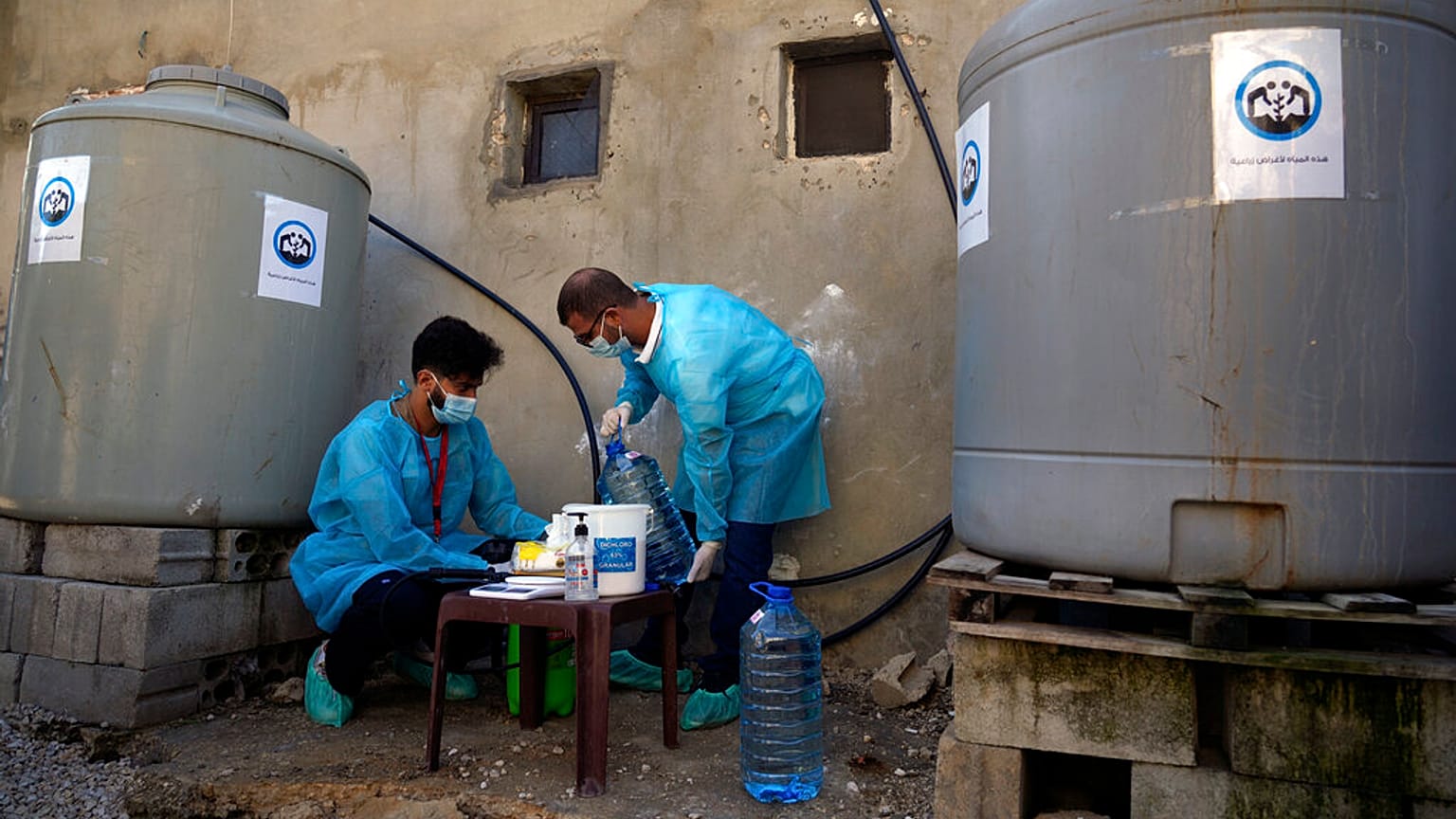 UNICEF'e bağlı sağlık çalışanları kolera salgınına karşı temizleme amaçlı klorlu su hazırlıyor