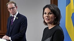 Annalena Baerbock német külügyminiszter és svéd kollégája, Tobias Billstrom Berlinben