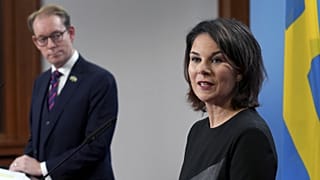 Annalena Baerbock német külügyminiszter és svéd kollégája, Tobias Billstrom Berlinben
