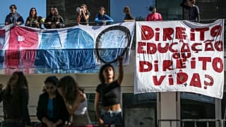 Alunos da António Arroio, em Lisboa, protestam contra os combustíveis fósseis