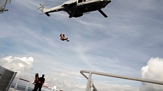 Evacuación en helicóptero del Ocean Viking el jueves 10 de noviembre.