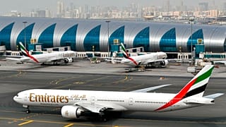 طائرة تابعة لشركة طيران الإمارات تتجه إلى بوابة مطار دبي الدولي في دبي، الإمارات العربية المتحدة.