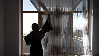 افزایش ازدواج دختران نوجوان افغانستان به‌واسطه سیاست طالبان در تعطیل‌کردن دبیرستان‌های دخترانه 