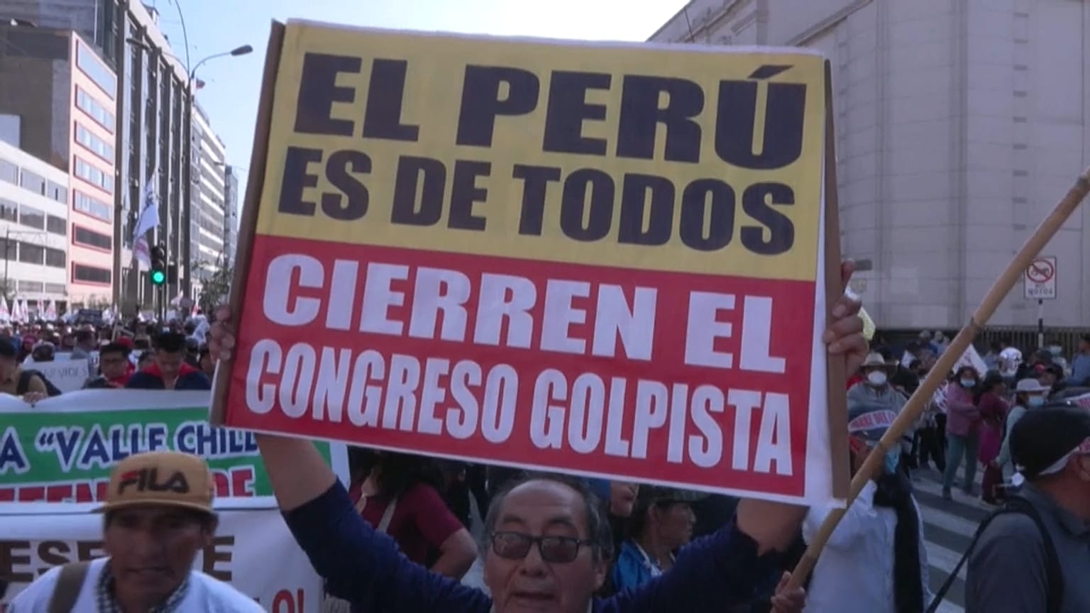 Un manifestante sostiene una pancarta a favor del presidente de Perú, Pedro Castillo. 