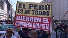 Un manifestante sostiene una pancarta a favor del presidente de Perú, Pedro Castillo. 