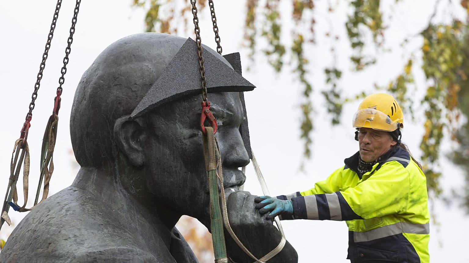Finlandiya'da Sovyetler Birliği dönemi Lenin anıtı söküldü
