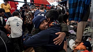 Pessoas a bordo do Ocean Viking a celebrar notícia do desembarque em França