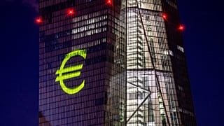 Световая инсталляция на здании европейского центробанка