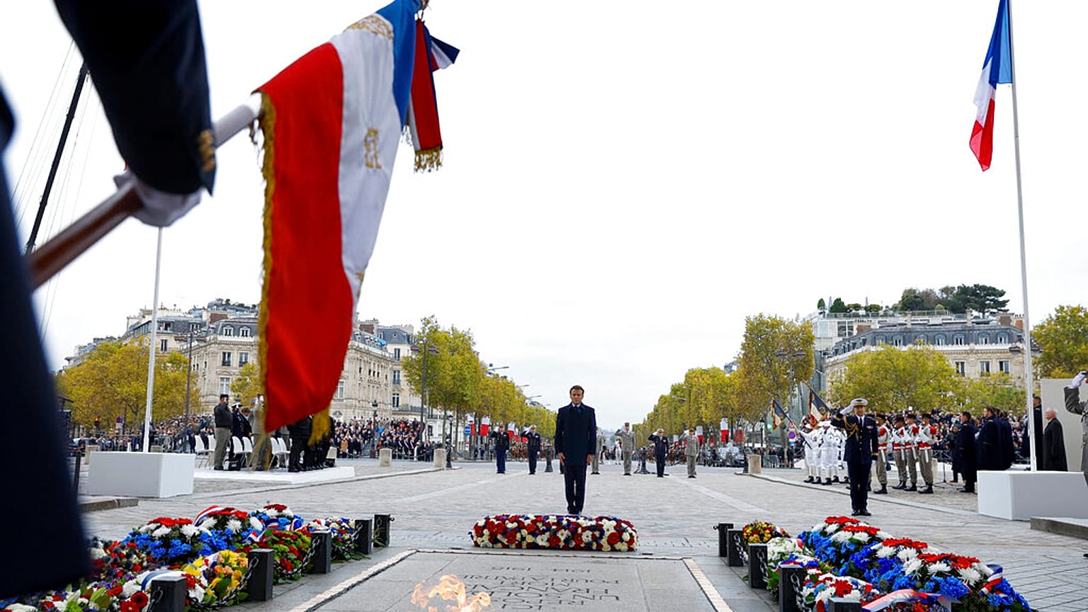 Emmanuel Macron az Ismeretlen Katona Sírjánál 