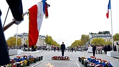 Gedenkzeremonie am Arc de Triomphe in Paris