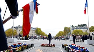 Emmanuel Macron az Ismeretlen Katona Sírjánál 