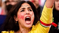 Eine Frau nimmt am Freiheitsmarsch für den Iran und die Ukraine in Köln teil, 7.11.2022