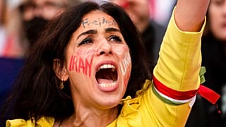Eine Frau nimmt am Freiheitsmarsch für den Iran und die Ukraine in Köln teil, 7.11.2022