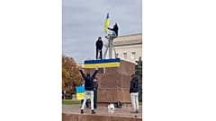 Habitants de Kherson brandissant des drapeaux ukrainiens sur la place de la Liberté à Kherson, le 11 novembre 2022