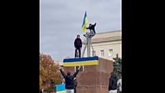 Soldados hasteiam bandeiras ucranianas em Kherson