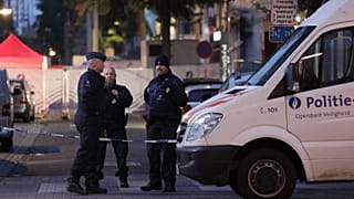 Rendőrök az előző este elkövetett késes támadás helyszínén 