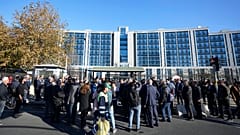 Υποστηρικτές του Εκρέμ Ιμάμογλου έξω από δικαστήριο της Κωνσταντινούπολης