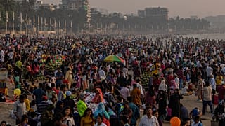 La gente se agolpa en la playa de Juhu, en la costa del Mar Arábigo, en Bombay, India, el domingo 13 de noviembre de 2022.