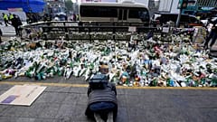 Yaklaşık 100 bin kişinin katıldığı tahmin edilen Cadılar Bayramı kutlamasında büyük bir kalabalığın 4 metre enindeki sokağa aniden doluşmasıyla izdiham çıkmıştı