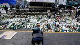 Yaklaşık 100 bin kişinin katıldığı tahmin edilen Cadılar Bayramı kutlamasında büyük bir kalabalığın 4 metre enindeki sokağa aniden doluşmasıyla izdiham çıkmıştı
