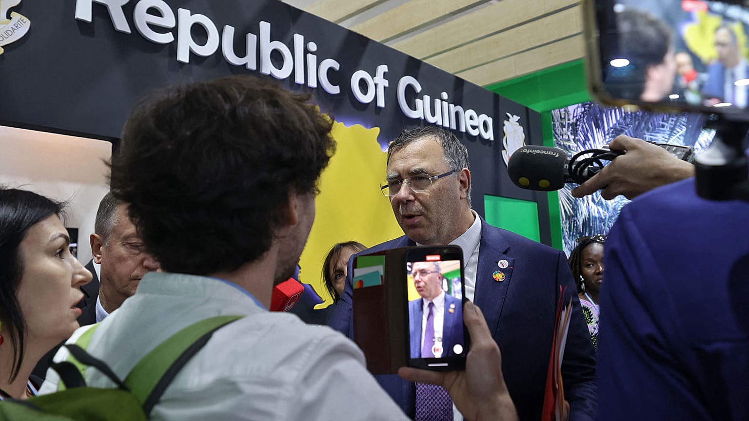 Patrick Pouyanné, le PDG de TotalEnergies, pris à partie par des militants lors de la COP27 à Charm el-Cheikh en Egypte, le 11 novembre 2022