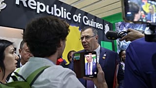 Patrick Pouyanné, le PDG de TotalEnergies, pris à partie par des militants lors de la COP27 à Charm el-Cheikh en Egypte, le 11 novembre 2022