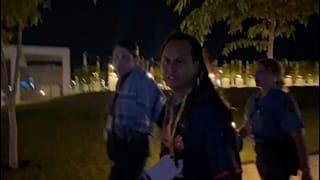 رجل يصرخ بينما ترافقه شرطة الأمم المتحدة بعيدًا عن المكان بعد مقاطعة خطاب الرئيس الأمريكي 