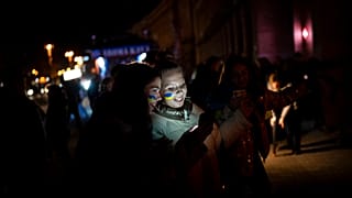 Einwohner der Großstadt Cherson feiern die Ankunft ukrainischer Truppen, 11.11.2022 