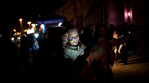 Κάτοικοι στο Κίεβο γιορτάζουν την απελευθέρωση της Χερσώνας