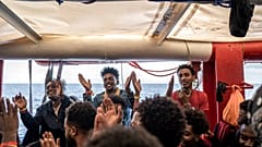 Migranten an Bord der "Ocean Viking" vor dem Anlegen in Toulon, 10.11.2022 